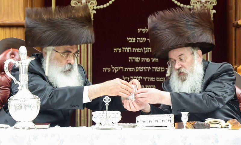 שיחת היום בחסידות: האדמו"ר שיבח בשבת את אחיו