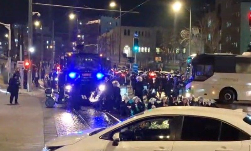 אחרי העצרת נגד "גזירת הגיוס": הקנאים מפגינים בירושלים, המשטרה מפעילה מכת"זית