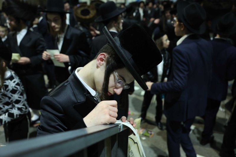 משה גולדשטיין, א. איזנבאך וארי קופרשטוק.