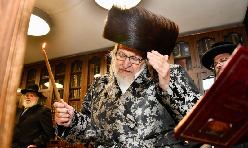 הבית ברחוב רד"ק: צפו במעמד ההדלקה אצל הרבי מטמשוואר