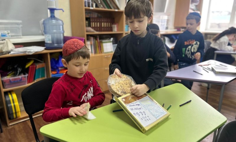 ילדי החיידר שלחו מצות עם ציורים וברכות לחיילים היהודים בחזית