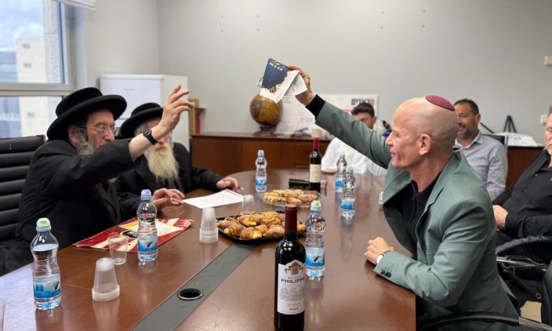 מעמד מכירת חמץ מרכזי בקבוצת ספיר בהשתתפות רבני בד"צ העדה החרדית