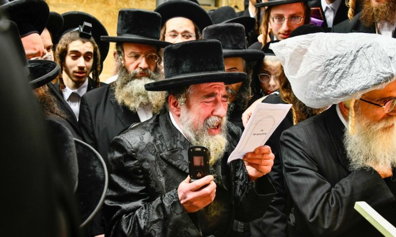 מדוע עמד האדמו"ר עם מכשיר הטלפון בשריפת חמץ? | תיעוד מגוש 80