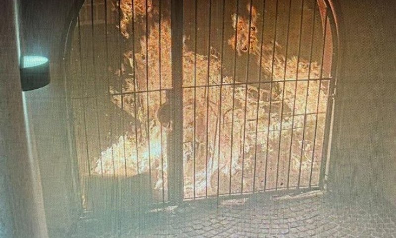 אלמוני הצית שריפה מחוץ לבית כנסת בגרמניה - המשטרה חוקרת