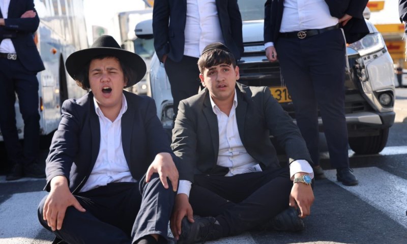 הפגנות הגיוס התפשטו ברחבי הארץ: כבישים נחסמו, רימוני הלם הופעלו