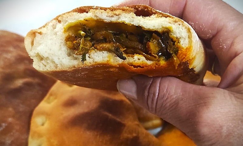מתכון ללחמניות במילוי בצל מקורמל, פטריות וכוסברה 