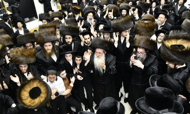 גדולי האדמו"רים נהרו להכנסת ספר התורה בסקולען בני ברק