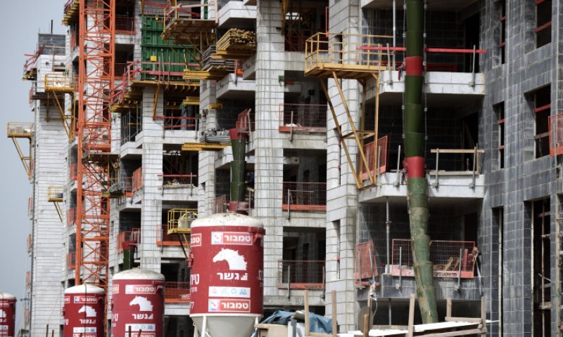 דרמה בשדה דב: האם זיהום קרקע יעכב את הקמת אלפי יחידות הדיור?