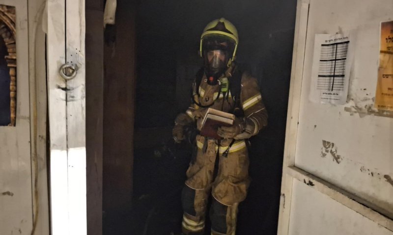 שריפה בבית כנסת בצפת: לוחמי האש חילצו את ספרי הקודש