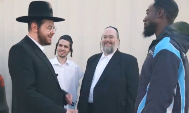 הלהיט החסידי והשליח הוויראלי: המפגש המרגש של נהג "פדקס" והזמר