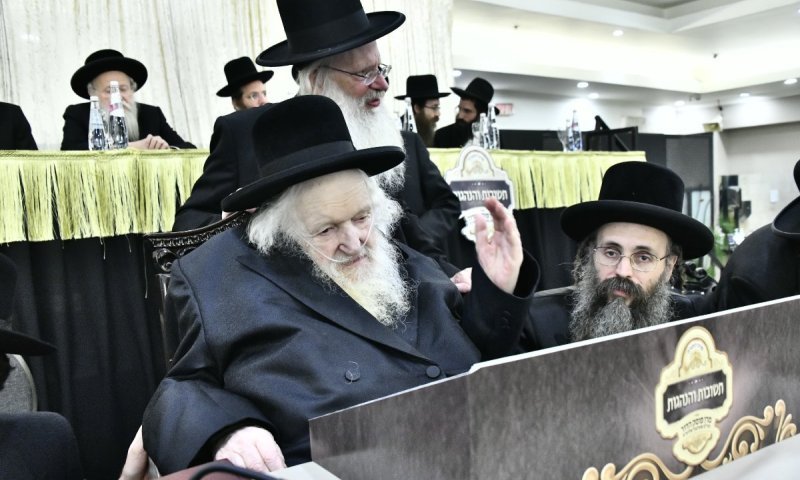 פוסק הדור במעמד אדיר לאברכים: "החילונים מקנאים בנו קנאה עזה"