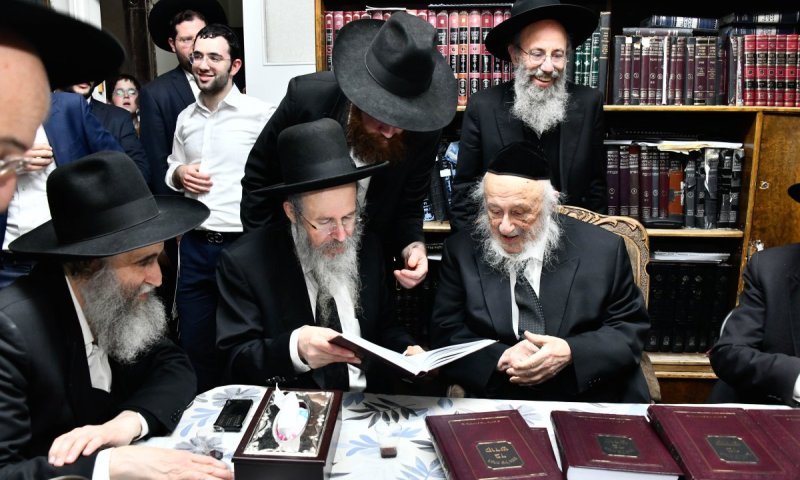 60 יום קודם: בבית הגרב"ד השיקו את ה'הגדה של פסח' - 'בד קודש'