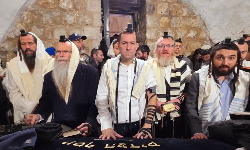 לראשונה מזה 25 שנה: יהודים התפללו בקבר יוסף לאור יום