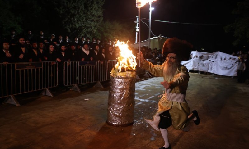 בתוך האש: ר' נחמן הרים את מושב מירון בהדלקה המסורתית