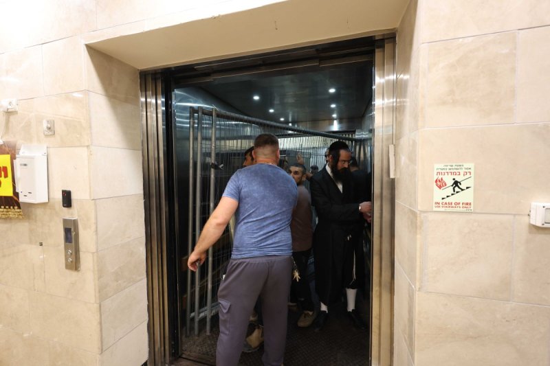 משה גולדשטיין, א. איזנבאך וארי קופרשטוק.