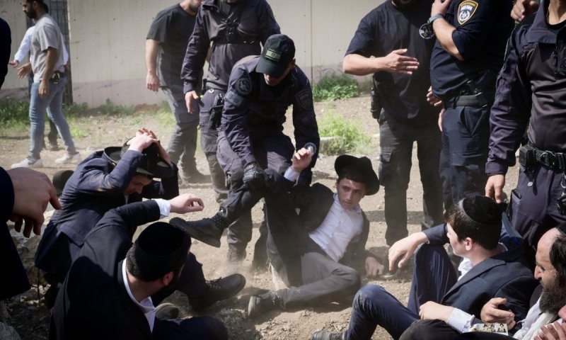 ביום הגיוס למסלולים החרדים: הקנאים מוחים בלשכות - ומתעמתים עם המשטרה