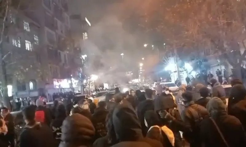 חמינאי קורא לדיכוי מפגינים למרות אזהרת טראמפ