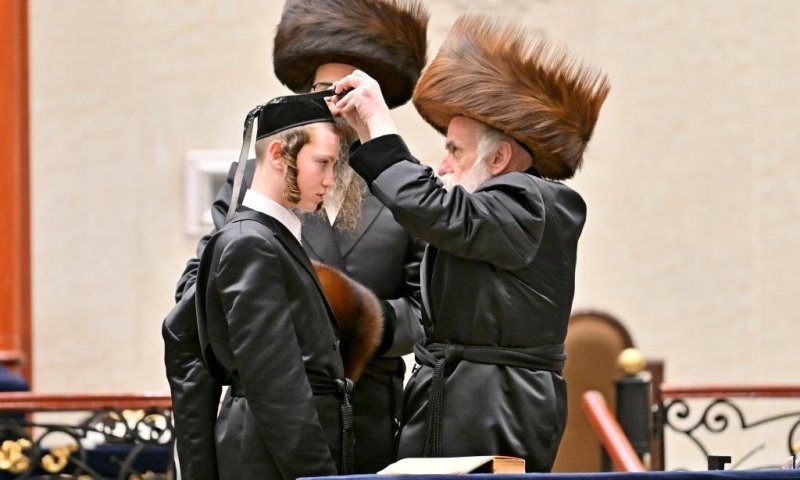 ביומא דהילולא של ר' אלימלך: הרבי מויז'ניץ הניח תפילין לנכדו 'משה יהושע'