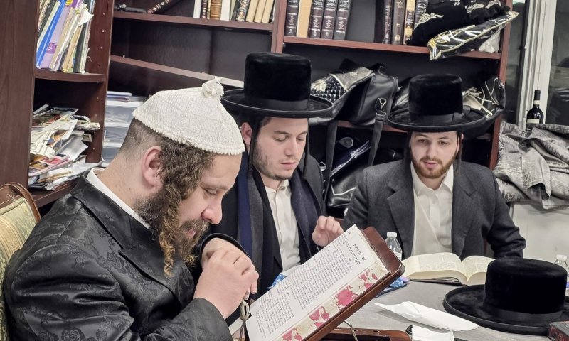 המעריצים רדפו אחרי הרבי עם צ'קלקות: צינור השפע נחת בניו יורק