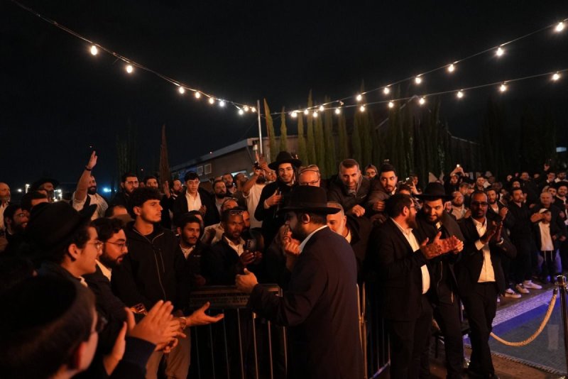 באדיבות המצלם