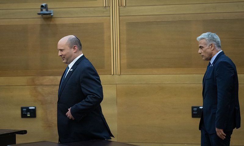 סקר מפתיע במיוחד: המרוויחים והמפסידים מהחיבור של בנט ולפיד