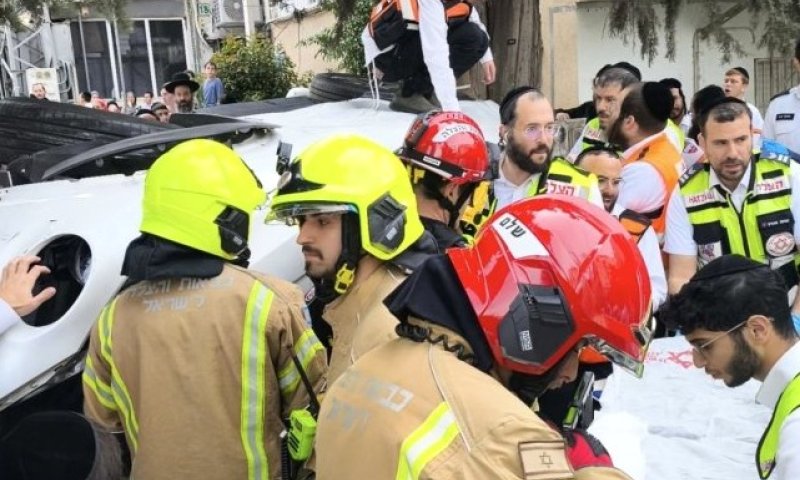 תאונה בבני ברק: רכב התהפך עם זוג כבני 70 שנלכדו בתוכו