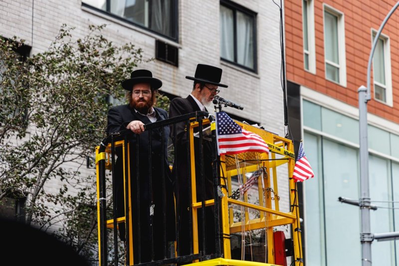 האחים לאנטשעווסקי, אברומי בלום, ד. ה. כרם, אייזיק. י, Clear shot