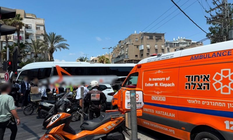 ילד בן 7 נלכד מתחת לאוטובוס בבני ברק - וחולץ מחוסר הכרה 