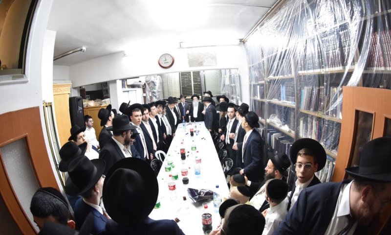 פני רבו ברגל: התלמידים הקבילו את פני ראש הישיבה הגר"ש קנייבסקי