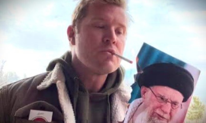 סנאטור אמריקאי הדליק סיגרייה עם תמונתו של חמינאי: חבריו הגיבו &ndash; "עומדים לצד העם האיראני"