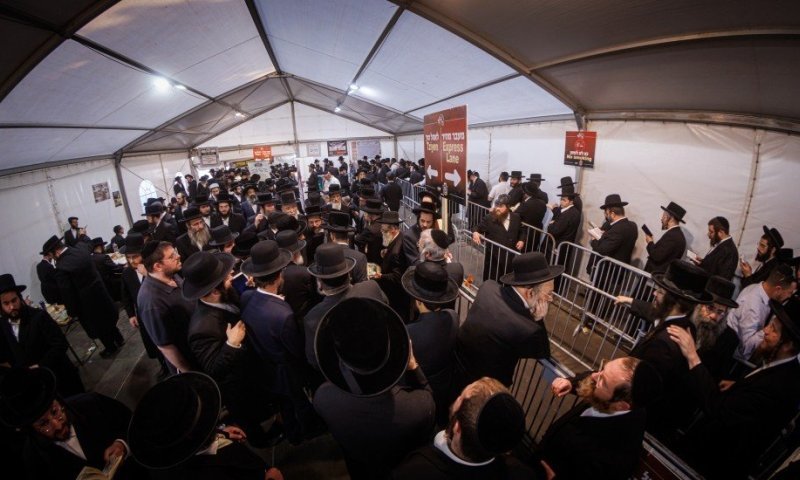 הונגריה סוערת אבל הפקידים עסוקים בהילולא: זו הדרישה מנכדי הצדיק