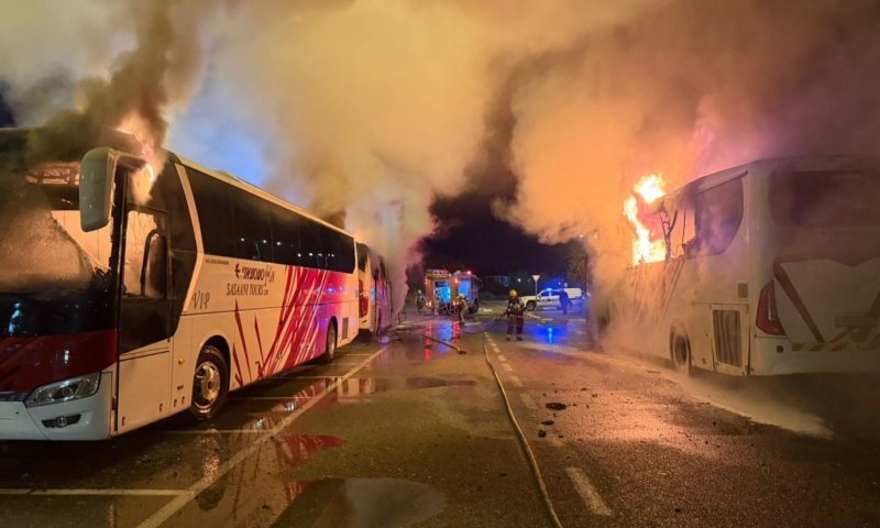 שלושה אוטובוסים נשרפו בחניון סטופ מרקט בצומת יגור