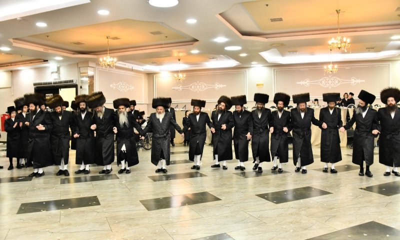 הרב של מאקאווא בבני ברק חיתן את בתו ורקד עם אחיו וגיסיו