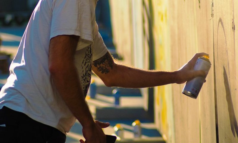 ריסס כתובות ברחבי האי - "פושעי מלחמה שוהים פה בתאילנד"