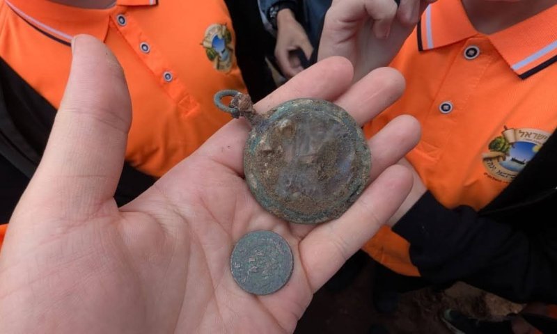 שעון עתיק ויוקרתי ממשפחת אדמו"רים התגלה בחפירות בעיירה החסידית