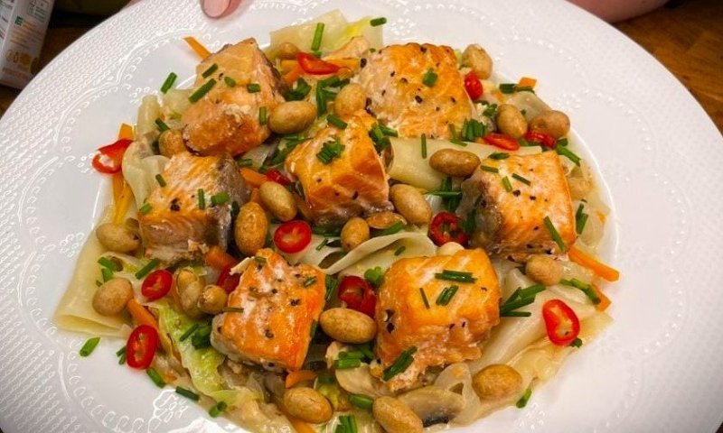 מנה מהסרטים: מתכון לקוביות סלמון נדירות עם שבבי אורז וקרם משגע - ללא גלוטן כשר לפסח 