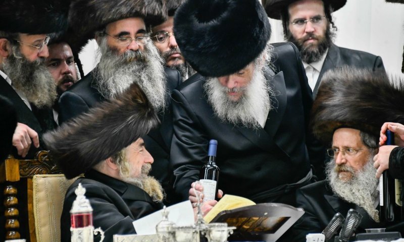 הרבי מרחמסטריווקא שבת בבני ברק וחילק יינות לנציגי העירייה