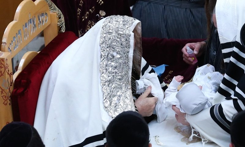 דרמטי: בבריטניה שוקלים להשוות ברית מילה להתעללות בילדים