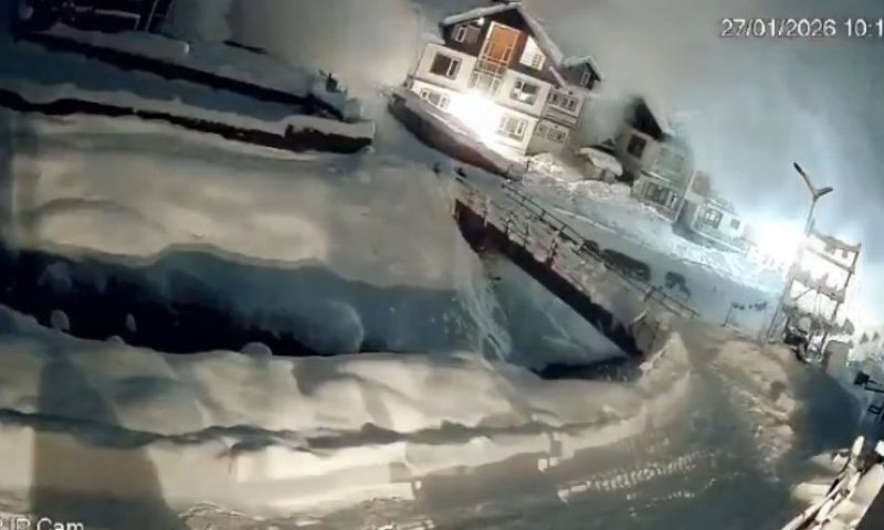 צפון הודו: מצלמות אבטחה תיעדו מפולת שלגים מכסה את הבתים בקשמיר