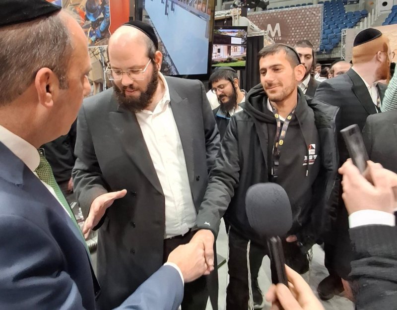 באדיבות המצלם