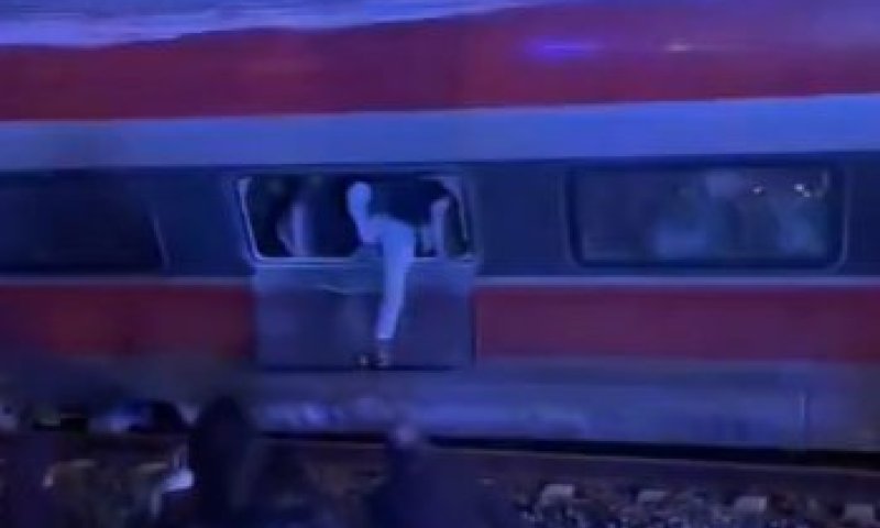 תופת בדרום ספרד: רכבת ירדה מהפסים ופגעה ברכבת שבאה ממול - עשרות נהרגו