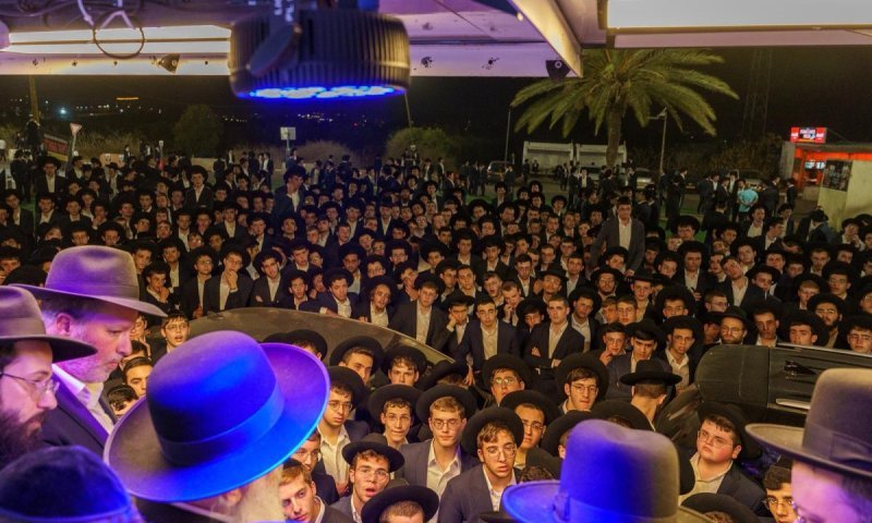 עליית מדרגה: תלמידי ישיבת 'כסא רחמים' יוצאים למחאה מול כלא 10 יחד עם 'הפלג'