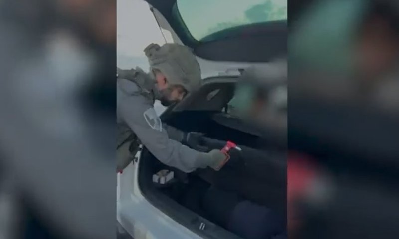 שב"ח במקום גלגל רזרבי ומתחת לרגלי הילדים