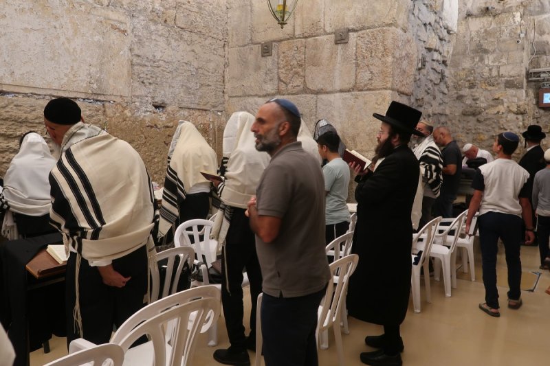 <blat>בחדרי חרדים</blat>