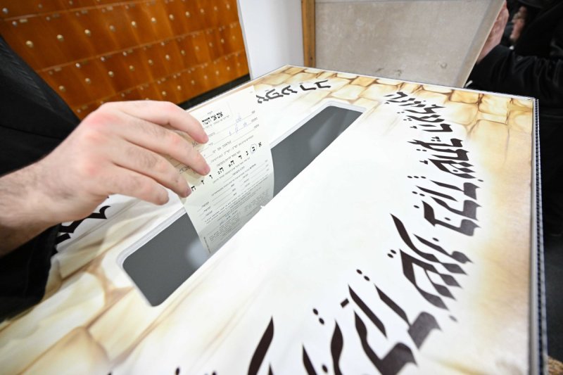 משה גולדשטיין, א. איזנבאך וארי קופרשטוק.