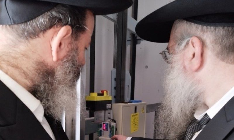 סוף סוף לכתחילה במעלית השבת: הפיתוח שפותר את "חמשת המוקשים" ומבטיח כשרות ללא הפסקה