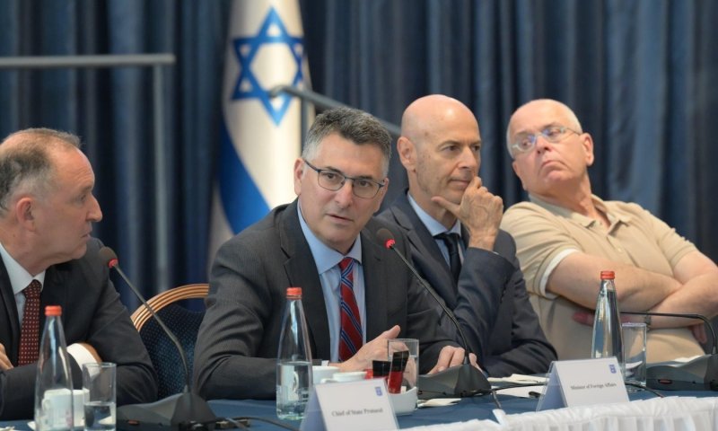 סער לשגרירים: "חמאס עדיין מסרב להתפרק מנשקו"