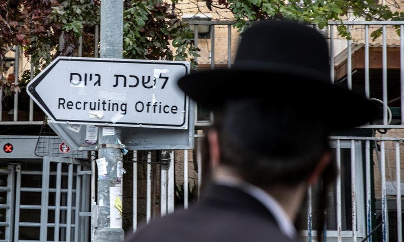 נתניהו מקדם הקפאה מוחלטת של מעצרי העריקים החרדים