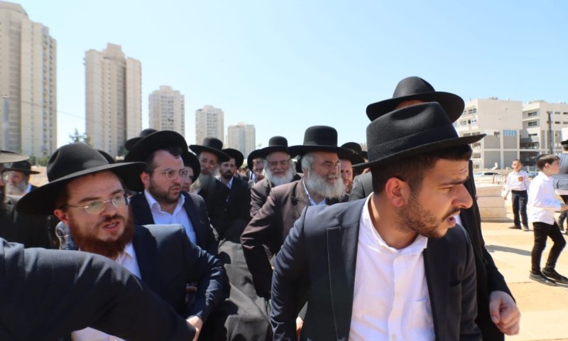 נכדי הגרי"ש נשאו את המיטה, והתבטאות פוסק הדור: "אצלה אני רוצה להתארח"