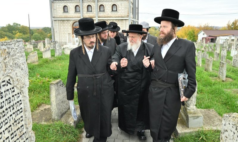 מסע הנאמנים: נגידי סאסוב פקדו את קברות הצדיקים באוקראינה ובפולין